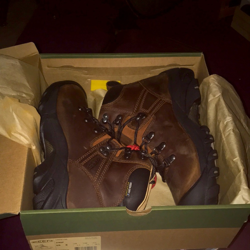 Keen Pyrenees women’s boots ‘ranger brown’ 8M new in the box